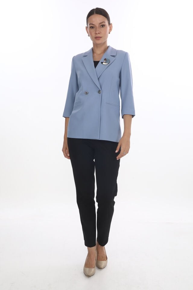 Yarım Kol ve Broş Detaylı Ceket